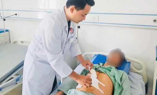 Mắc chứng rối loạn lo âu, mất ngủ dài ngày, người đàn ông tự lấy dao đâm vào bụng mình