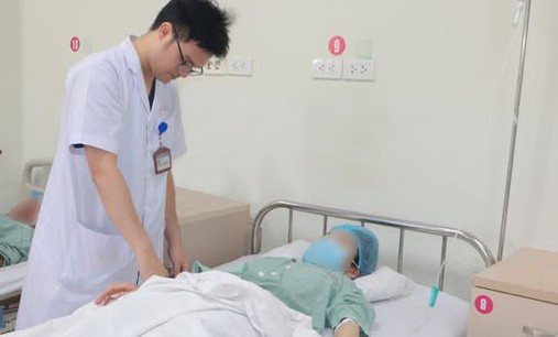 Sốt, đau dữ dội vùng hố chậu phải, cô gái 26 tuổi bất ngờ được chẩn đoán viêm phúc mạc do ruột thừa vỡ