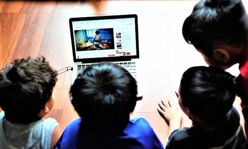 Bộ Y tế yêu cầu tăng cường bảo vệ trẻ em trên môi trường mạng