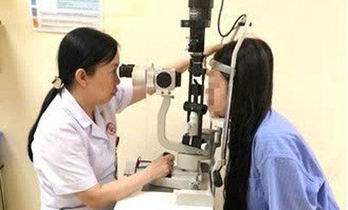 Cô gái bị loét giác mạc vì đeo kính áp tròng thay kính thường ròng rã