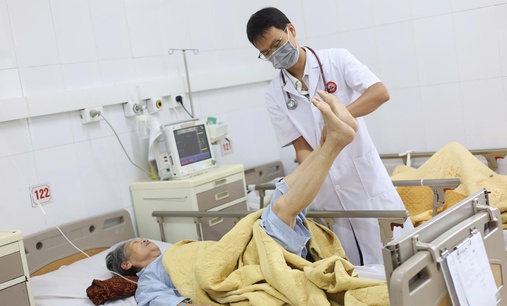 Cụ bà 73 tuổi bị đột quỵ não cấp khi đang đi du lịch