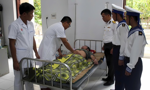 Quân y đảo Song Tử Tây cấp cứu ngư dân bị giảm áp nặng do lặn sâu 35 mét