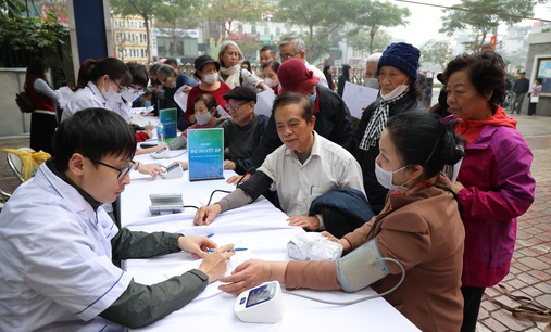 Hàng trăm người cao tuổi được khám miễn phí, tặng quà trong Chương trình 'Sống khỏe mỗi ngày – Vì một Việt Nam thật khỏe' 