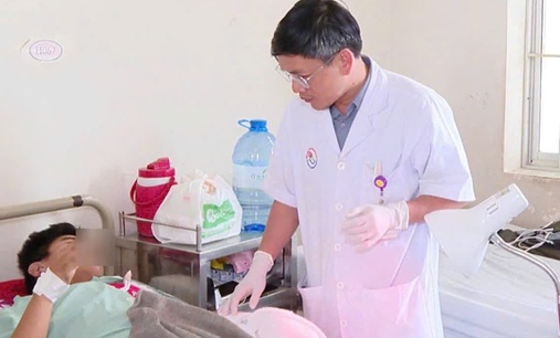 Nam sinh bị dập nát bàn tay do pháo nổ