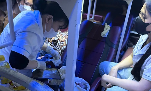 Cán bộ y tế đỡ đẻ thành công cho sản phụ mang song thai trên xe khách