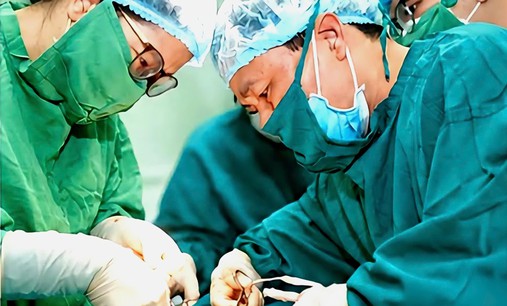Sản phụ sinh con sau 2 năm bảo tồn tử cung do rau cài răng lược
