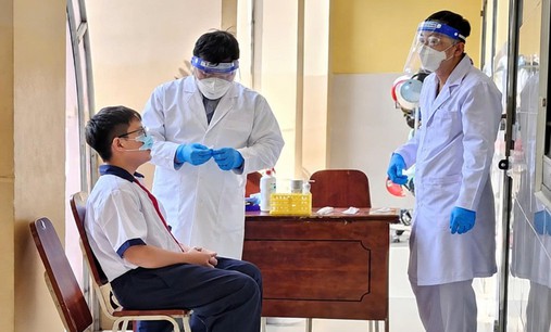 Cùng mang vi khuẩn não mô cầu, sao có người chỉ viêm họng, có người tử vong?