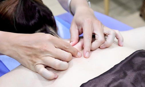 Nhiều du khách nước ngoài tìm đến bệnh viện Việt Nam sau chuyến bay dài
