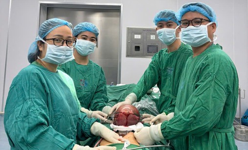 Nữ điều dưỡng hiến máu cứu người phụ nữ có khối u tử cung 13cm