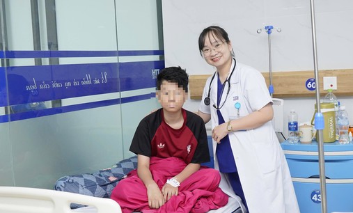 Cậu bé nôn ra lượng lớn máu tươi vì một bệnh lý đang 'trẻ hóa'