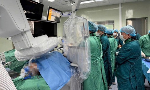 Thay van tim qua ống thông cho cụ bà 89 tuổi ở Bệnh viện Đà Nẵng