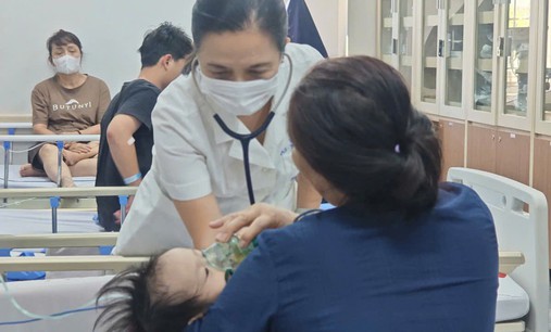 Nhân viên y tế chăm sóc trẻ sơ sinh hưởng phụ cấp ưu đãi nghề thế nào?