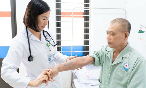 Tắm nước lá chữa ngứa hơn 2 tháng, người đàn ông tổn thương da toàn thân