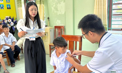 Vượt sóng mang vắc xin đến với trẻ em xã đảo Vĩnh Thực