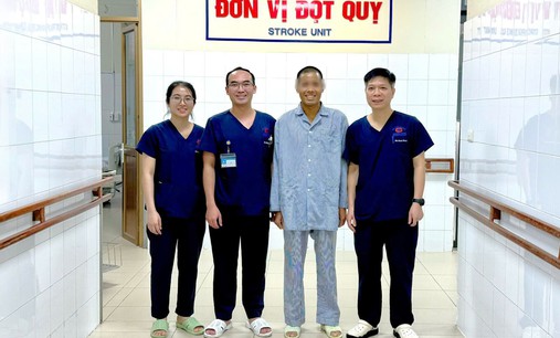 Chủ quan sốt nhẹ, đau rát họng, một thanh niên bị suy hô hấp nguy kịch