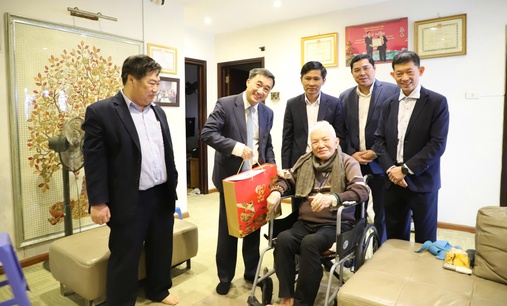 Thứ trưởng Bộ Y tế Trần Văn Thuấn thăm, chúc Tết gia đình nhiều Giáo sư đầu ngành