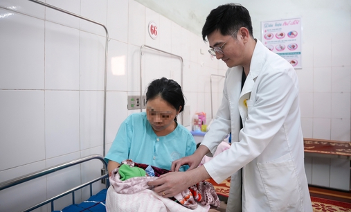 Giành lại sự sống cho mẹ con sản phụ bị xuất huyết buồng ối hiếm gặp ngày cận Tết