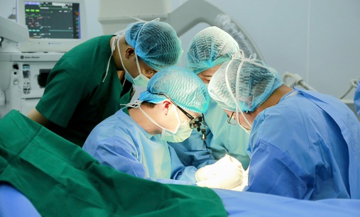 Gãy cổ xương bàn tay số V khi chơi thể thao, làm thế nào để nhận biết?