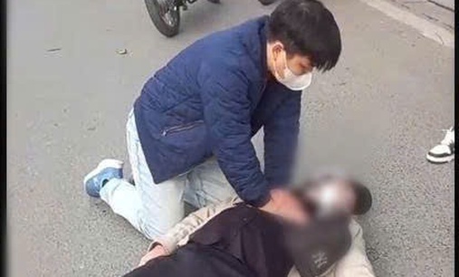 Video bác sĩ Bệnh viện Thận Hà Nội ép tim ngoài lồng ngực cứu thanh niên ngừng tim trên phố