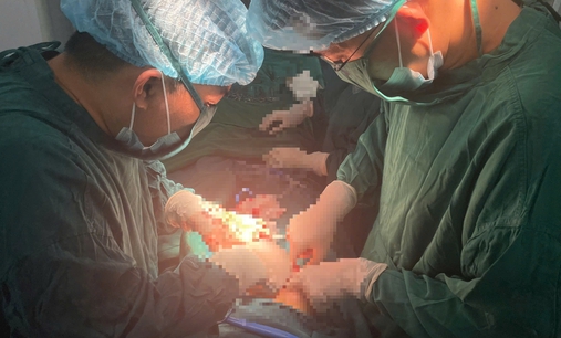 Cứu sống thai phụ có khối u nang biến chứng xoắn, hoại tử