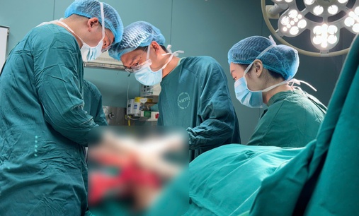 Hồi sinh đôi chân bị xe tải 10 tấn cán qua nhờ kỹ thuật hút áp lực âm