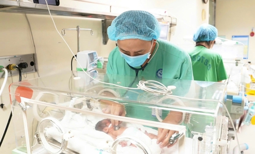 'Cuộc chiến' 120 ngày của em bé chào đời chỉ nặng 500 gram và chồng bệnh án lên đến 2kg