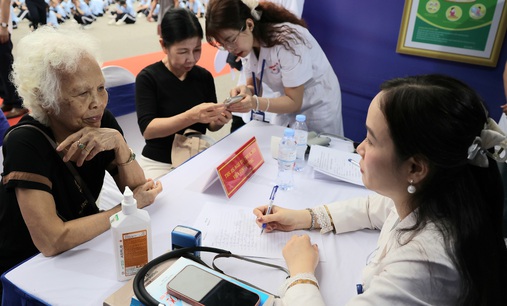 Khám định kỳ miễn phí để phát hiện sớm dấu hiệu bất thường, quản lý sức khỏe liên tục