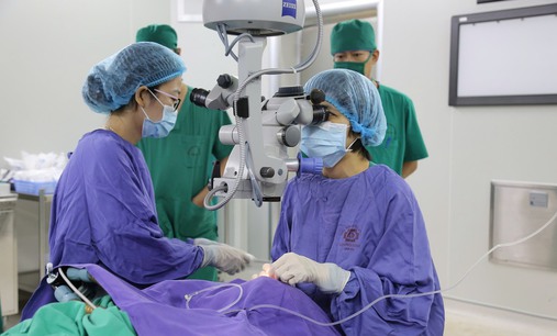 Lần đầu tiên ghép giác mạc từ người hiến chết não tại BVĐK Quảng Ninh