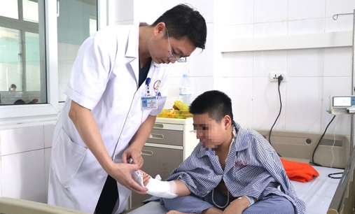 Nghịch dại đấm tay vào kính, bé trai 12 tuổi bị đứt mạch máu, gân cơ và thần kinh