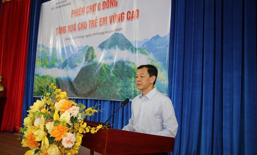 Gần 2,4 tỷ đồng đến với trẻ em khó khăn vùng biên Lào Cai qua phiên chợ 0 đồng