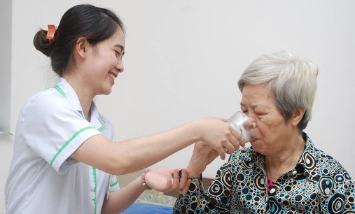 Người cao tuổi được khám sức khỏe miễn phí ít nhất 1 lần mỗi năm