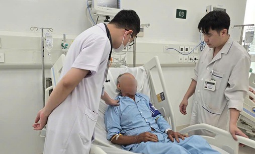 Bác sĩ Bệnh viện Bạch Mai cơ sở Ninh Bình cứu hai bệnh nhân đột quỵ trong 'thời gian vàng'