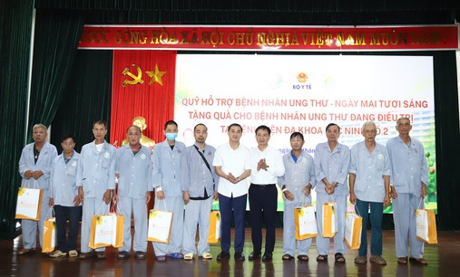 Thứ trưởng Bộ Y tế Trần Văn Thuấn thăm, động viên người bệnh ung thư tại Bắc Ninh