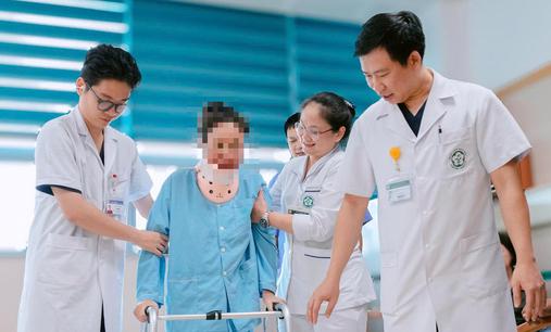 8 tháng nằm liệt sau sinh, người mẹ Lào tìm lại đôi chân nhờ ca vi phẫu tại Bệnh viện Bạch Mai
