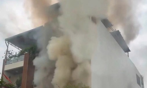 Bác sĩ khẩn trương cứu hai người trong vụ cháy nhà ở Khánh Hòa
