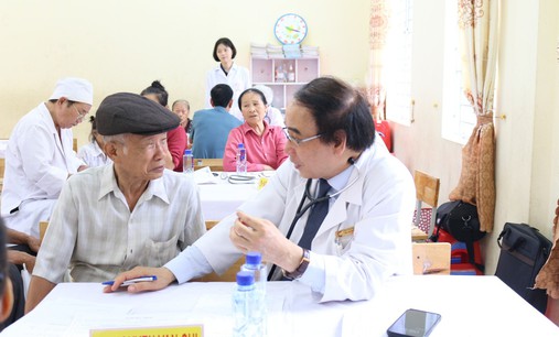 Những thầy thuốc 'hiến' ngày nghỉ vì người bệnh