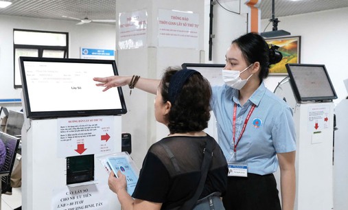 Chuyển đổi số trong bệnh viện: Thêm thuận tiện cho người cao tuổi