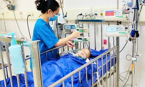 Bệnh nhi thủng ruột nguy kịch vì nuốt 3 viên nam châm trong đồ chơi