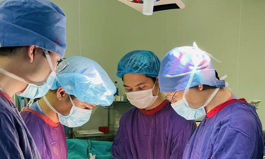 Nếu không muốn 38 tuổi đã phải phẫu thuật thay 2 khớp gối vì bị gout, hãy nghe lời khuyên của bác sĩ