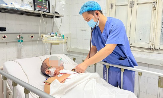 Bị ngã từ độ cao 5m, người đàn ông phải đi cấp cứu vì ngực biến dạng