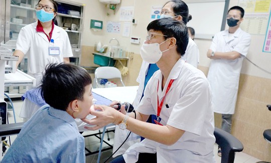 Tưởng là hạch thông thường, hóa ra bé trai bị u khoang bên họng phải