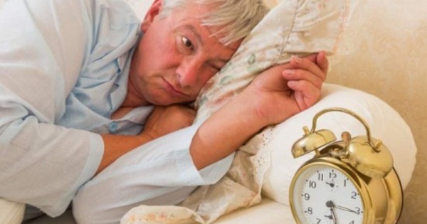 Thói quen ăn uống và sinh hoạt hàng ngày ảnh hưởng đến giấc ngủ của người già như thế nào?
