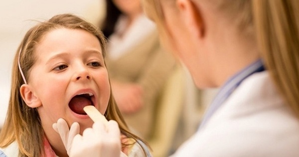 Ngoài thuốc, còn có những biện pháp nào khác để điều trị viêm mũi họng ở trẻ em?
