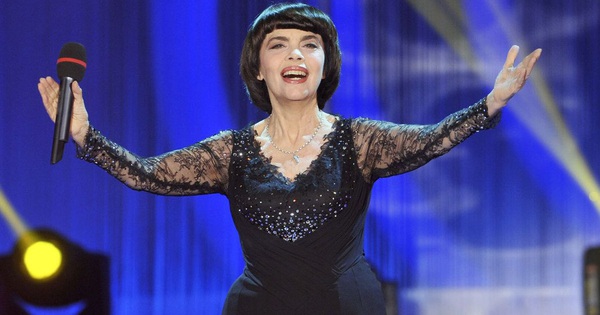 Góc khuất showbiz: Cuộc đời cô đơn của Mireille Mathieu, nữ ca sĩ vĩ đại  nhất nước Pháp