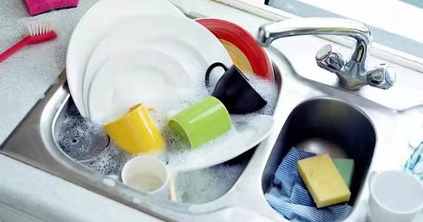 Tác hại của thói quen ăn xong mà không rửa bát ngay