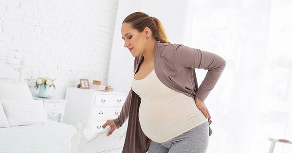 Có những yếu tố nào khác trong cơ thể phụ nữ mang thai gây ra đau lưng bên trái?
