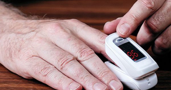 Làm thế nào để khởi động và sử dụng máy đo nhịp tim kẹp ngón tay?
