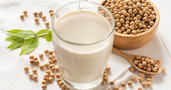 Đặc điểm dinh dưỡng của sữa đậu nành và ảnh hưởng của nó đến người mắc bệnh cường giáp là gì?
