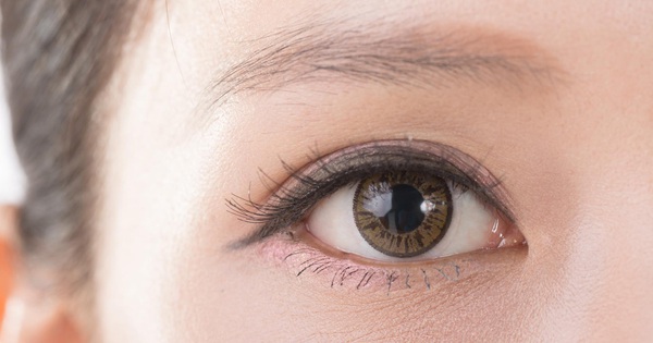What are the risks and benefits of removing lower eyelid tattoos?