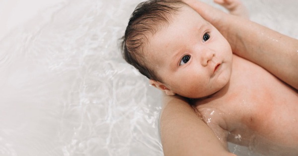 Các yếu tố ngoại vi có thể gây mụn sữa ở trẻ sơ sinh?
